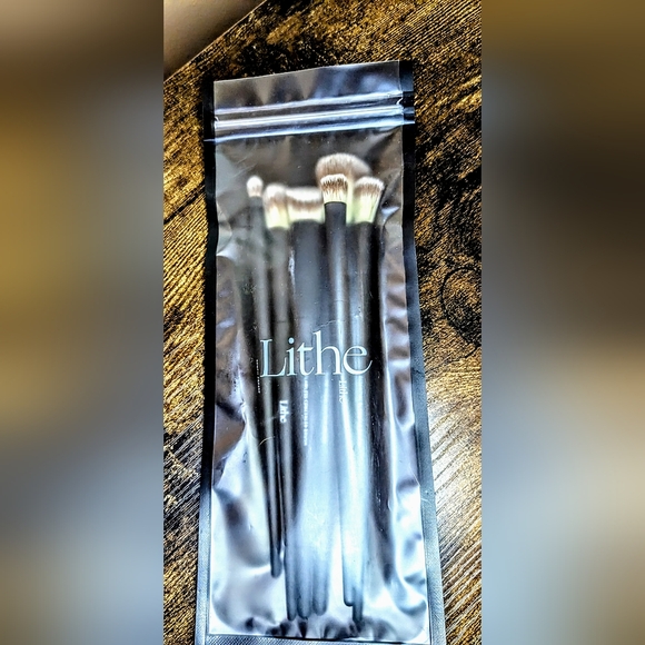 5/75$ LITHE BEAUTY Everyday Brush Set - Picture 4 of 7